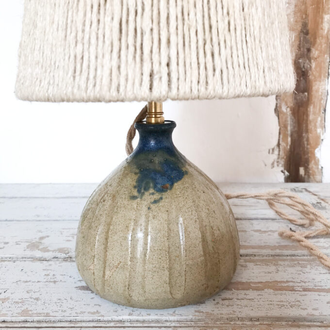 Lampe à poser en grès et corde image Lampe à poser en grès et corde