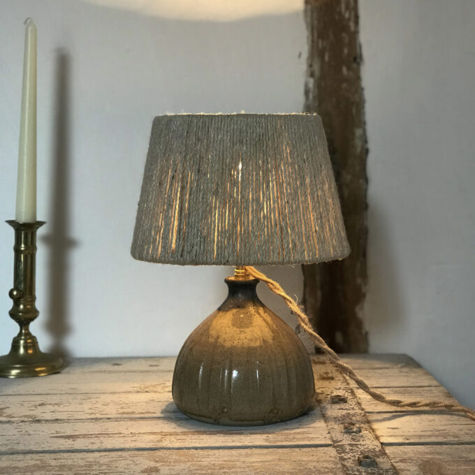 Lampe à poser en grès et corde image Lampe à poser en grès et corde