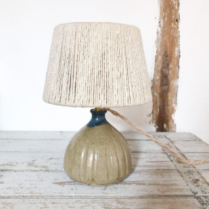 Lampe à poser en grès et corde image Lampe à poser en grès et corde