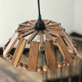 Image de la suspension en bois et perles vintage