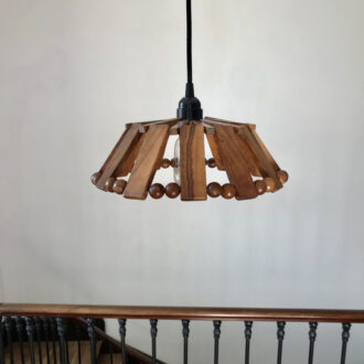 Image de la suspension en bois et perles vintage