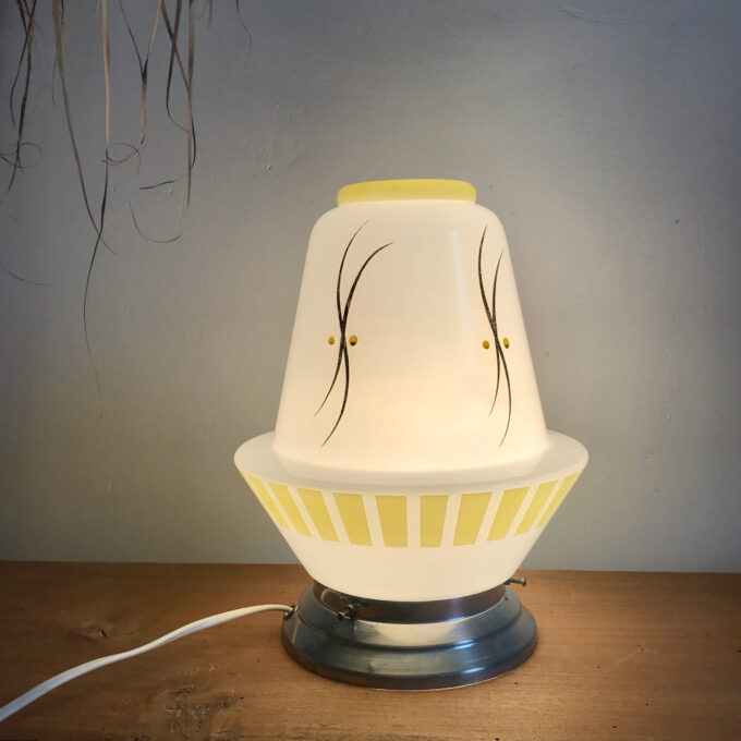 Image de la Lampe de table opaline vintage