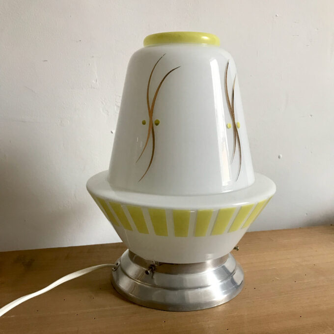 Image de la Lampe de table opaline vintage
