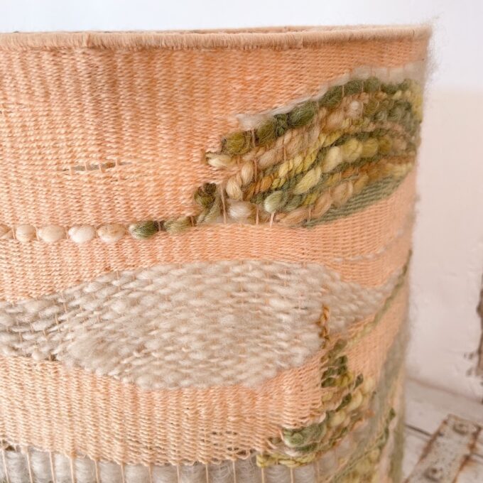 Lampe en grès et laine Photo de la lampe en grès et laine