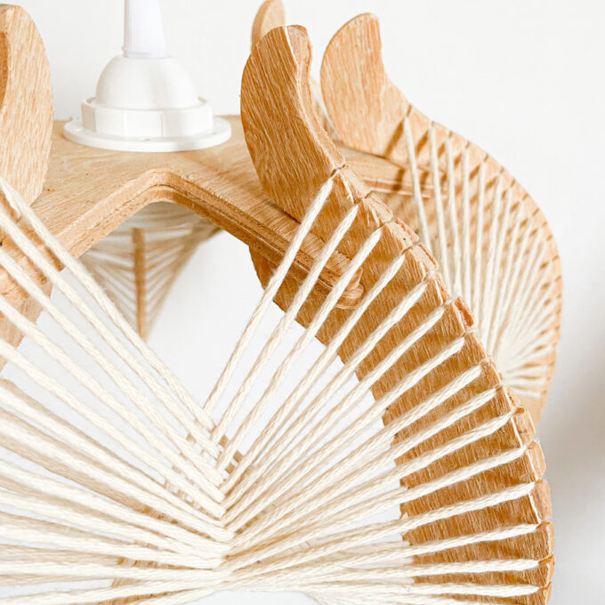 Photo de la suspension vintage en fil et bois