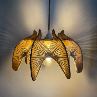 Photo de la suspension vintage en fil et bois