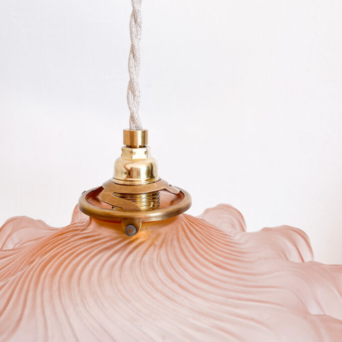 Photo de la suspension ancienne en opaline et laiton