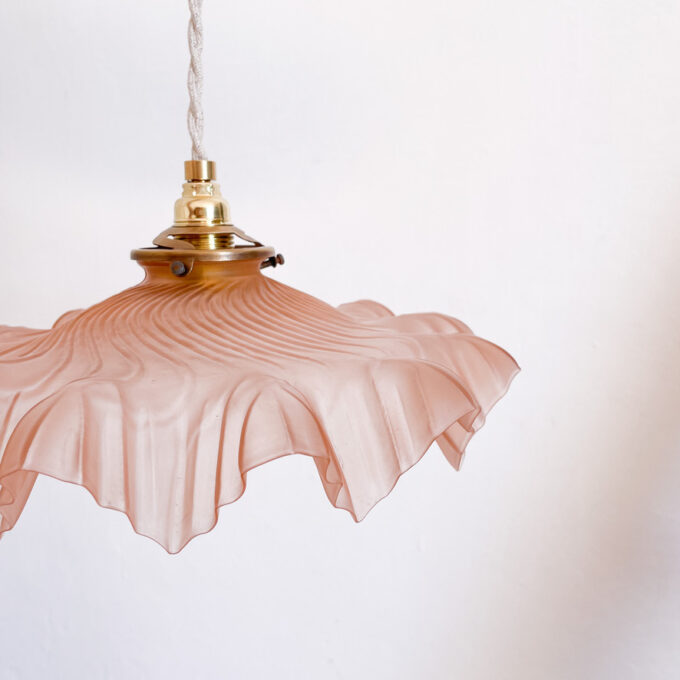 Photo de la suspension ancienne en opaline et laiton