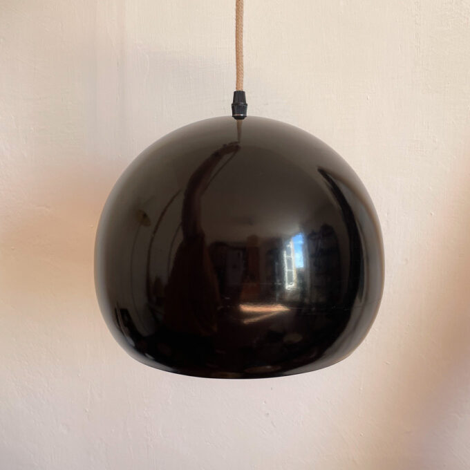 Image suspension en métal noir