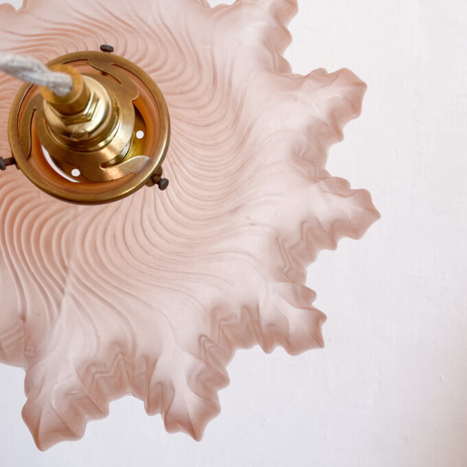 Photo de la suspension ancienne en opaline et laiton