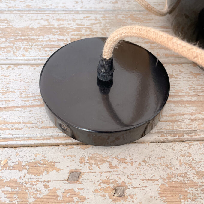 Image suspension en métal noir