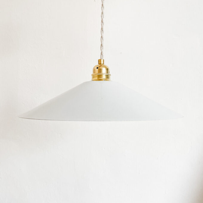 Photo d'une suspension blanche en tôle émaillée