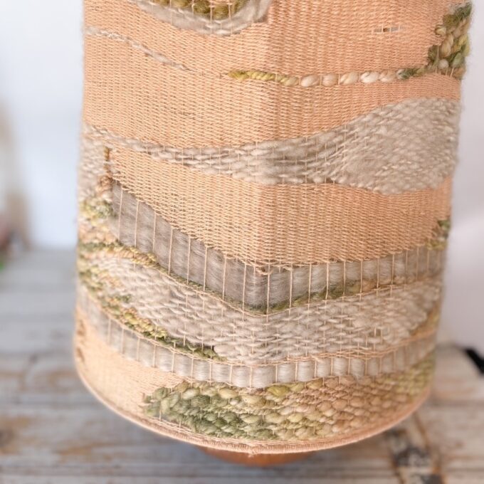 Lampe en grès et laine Photo de la lampe en grès et laine