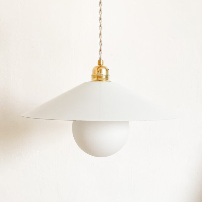 Photo d'une suspension blanche en tôle émaillée