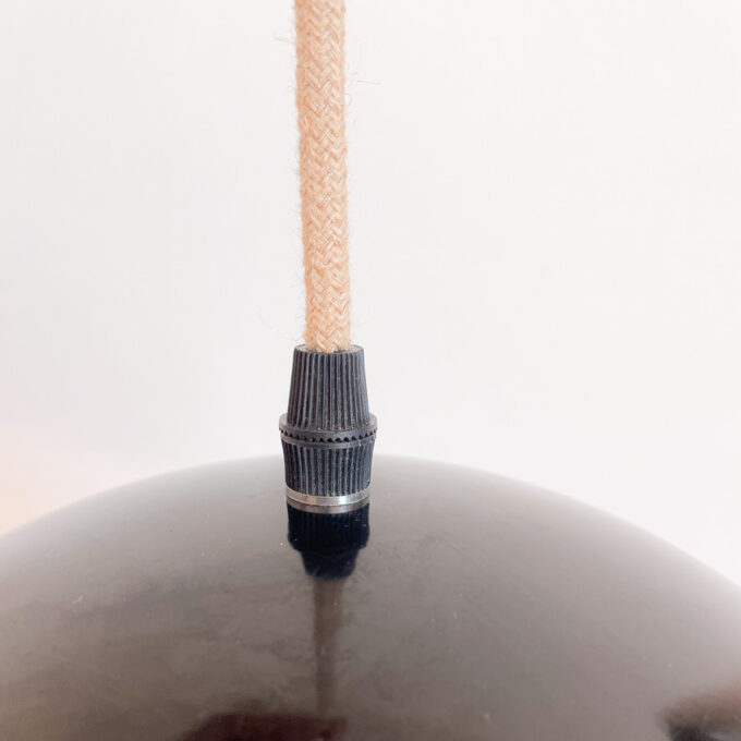 Image suspension en métal noir