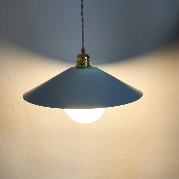 Photo d'une suspension blanche en tôle émaillée