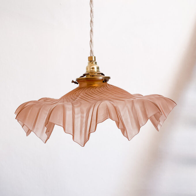 Photo de la suspension ancienne en opaline et laiton