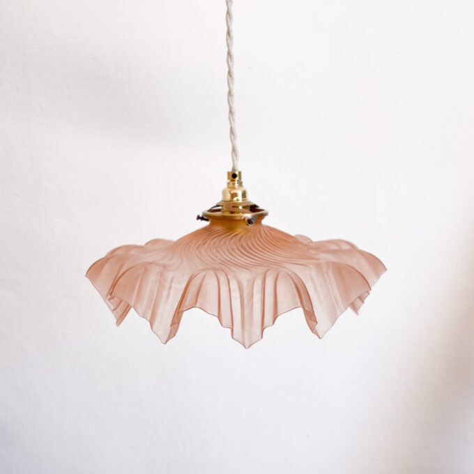 Photo de la suspension ancienne en opaline et laiton