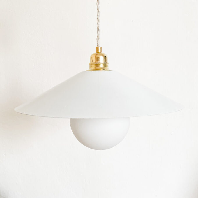 Photo d'une suspension blanche en tôle émaillée