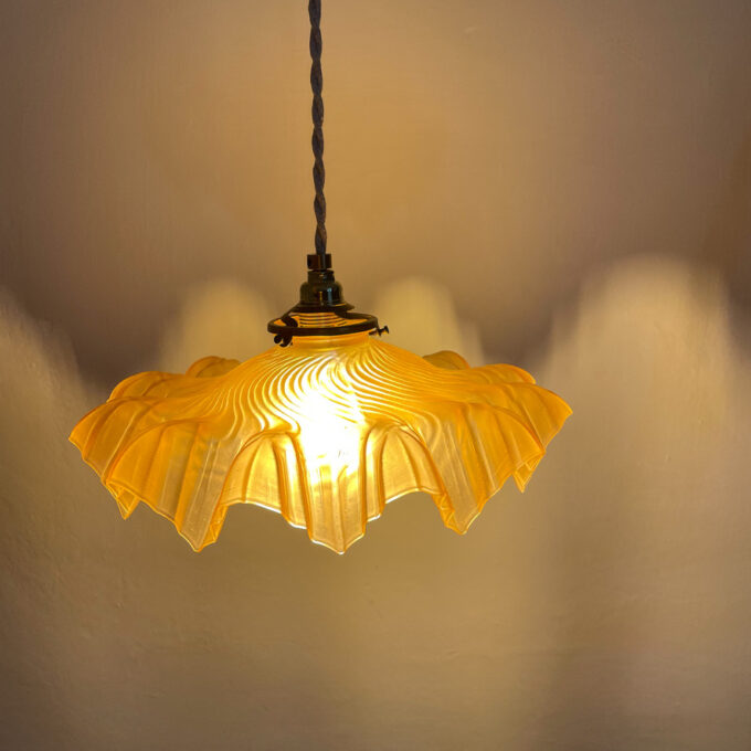 Photo de la suspension ancienne en opaline et laiton