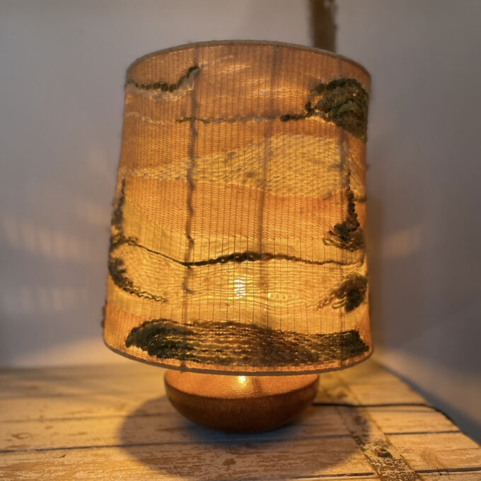 Lampe en grès et laine Photo de la lampe en grès et laine