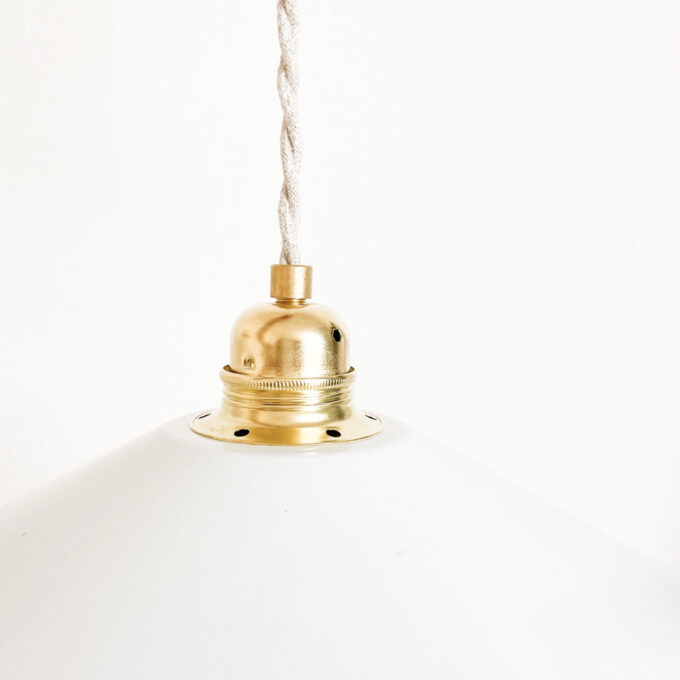 Photo d'une suspension blanche en tôle émaillée