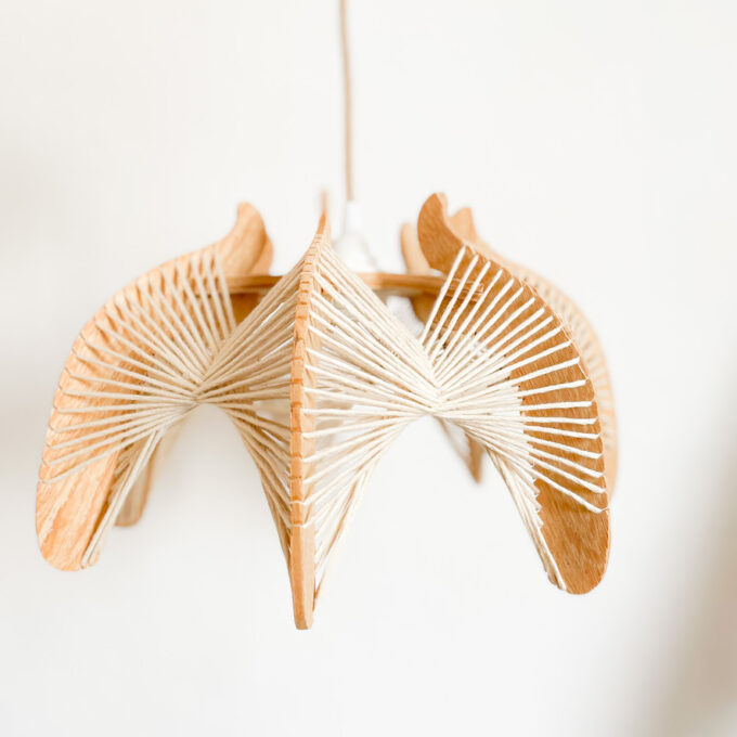 Photo de la suspension vintage en fil et bois