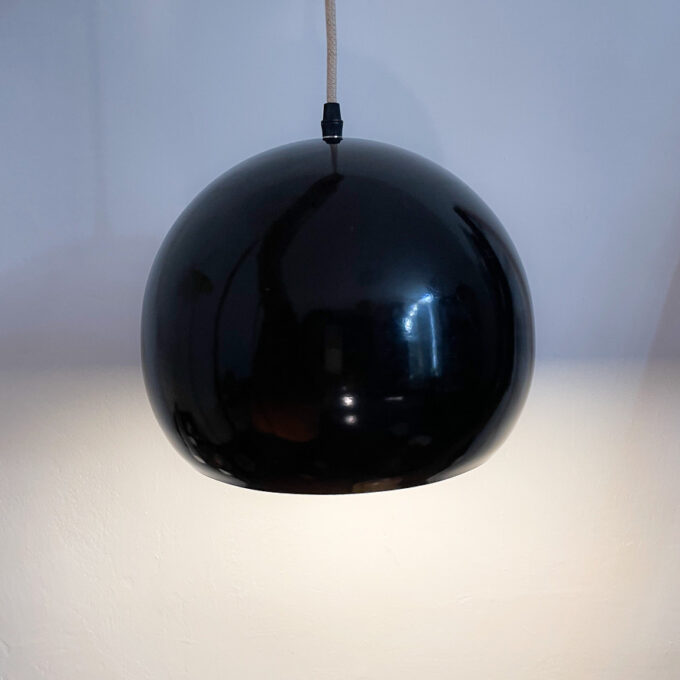 Image suspension en métal noir