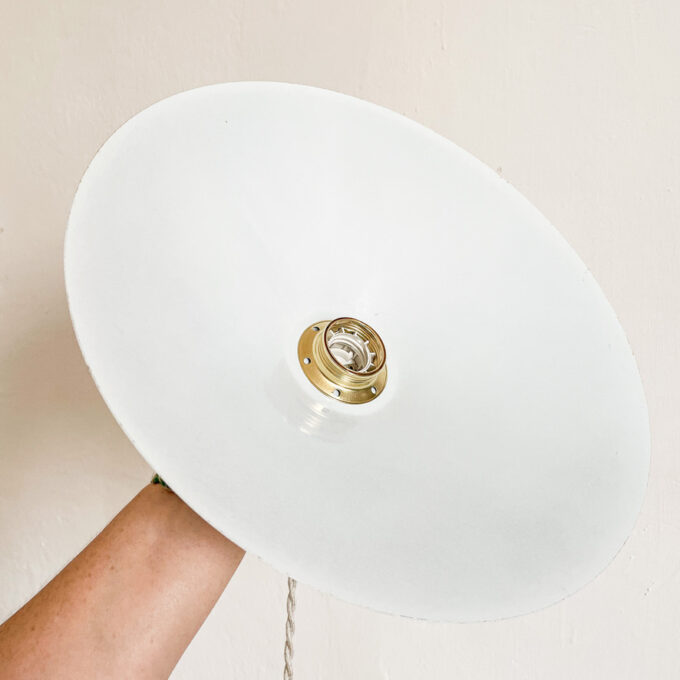 Photo d'une suspension blanche en tôle émaillée