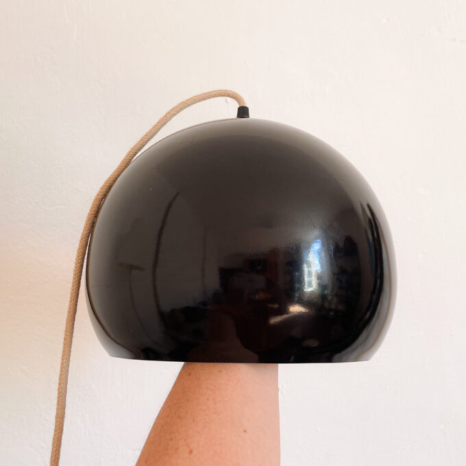 Image suspension en métal noir