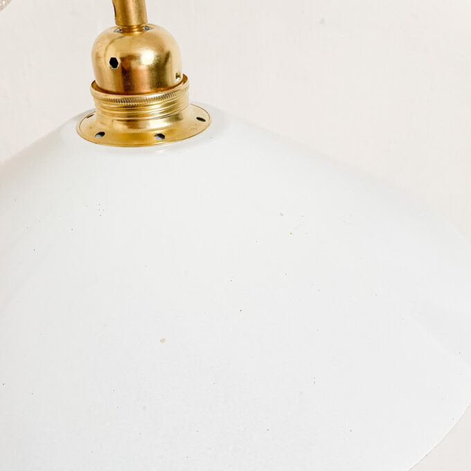 Photo d'une suspension blanche en tôle émaillée