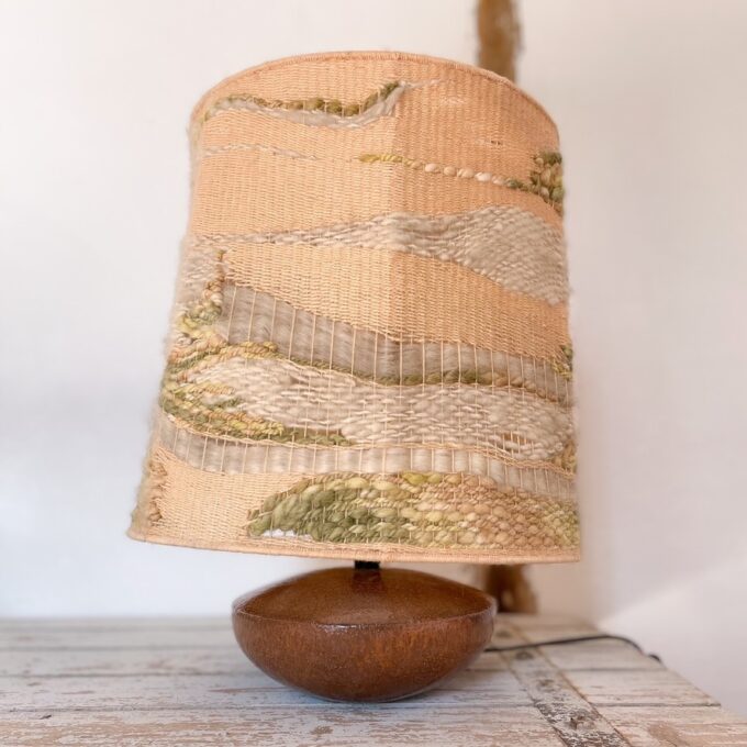 Lampe en grès et laine Photo de la lampe en grès et laine