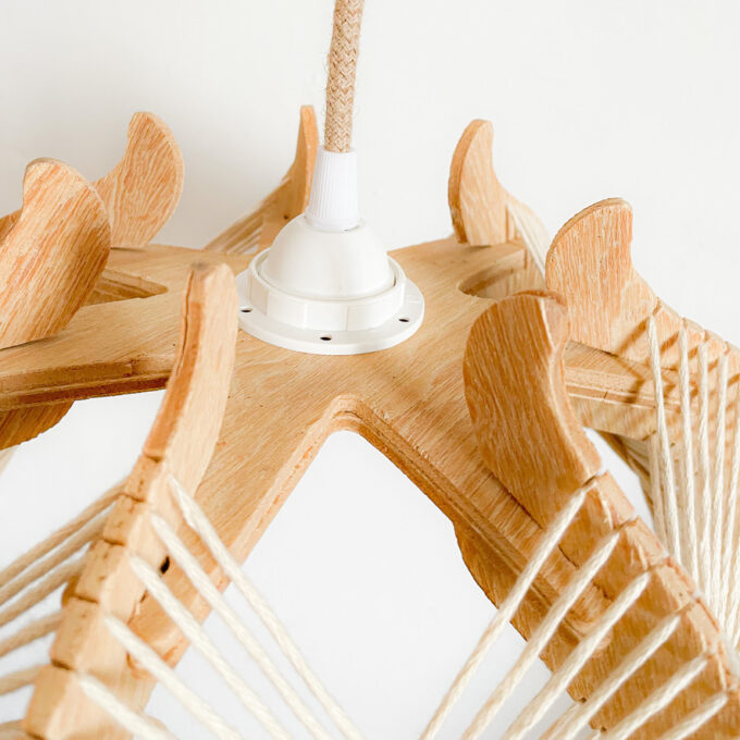 Photo de la suspension vintage en fil et bois