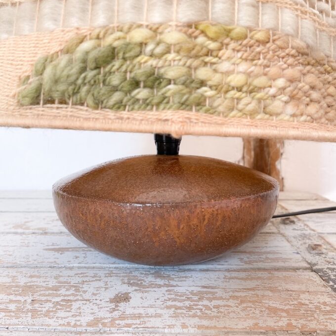 Lampe en grès et laine Photo de la lampe en grès et laine