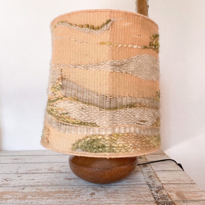 Lampe en grès et laine Photo de la lampe en grès et laine