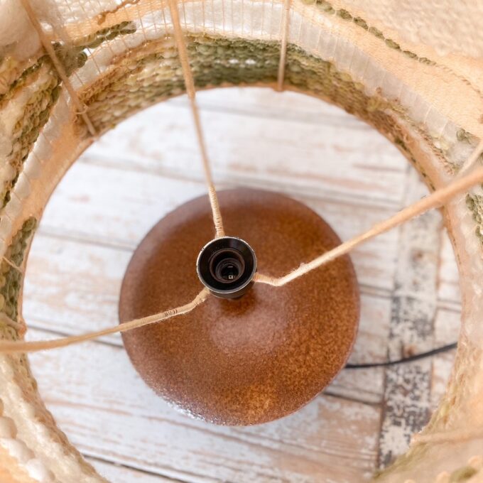 Lampe en grès et laine Photo de la lampe en grès et laine