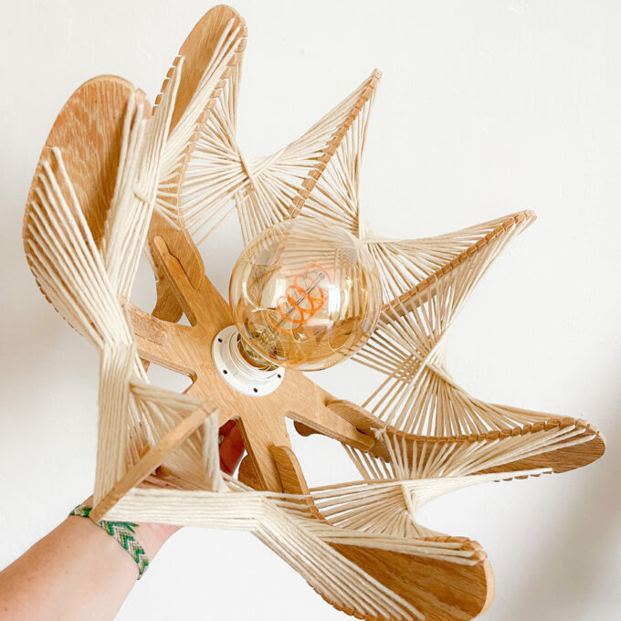 Photo de la suspension vintage en fil et bois