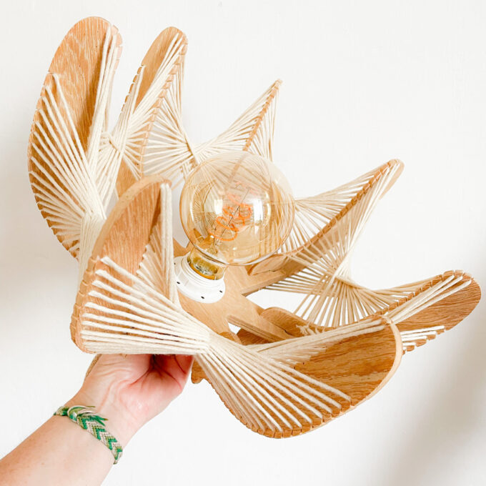 Photo de la suspension vintage en fil et bois