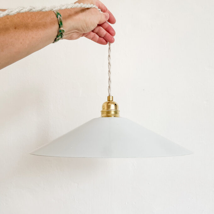 Photo d'une suspension blanche en tôle émaillée