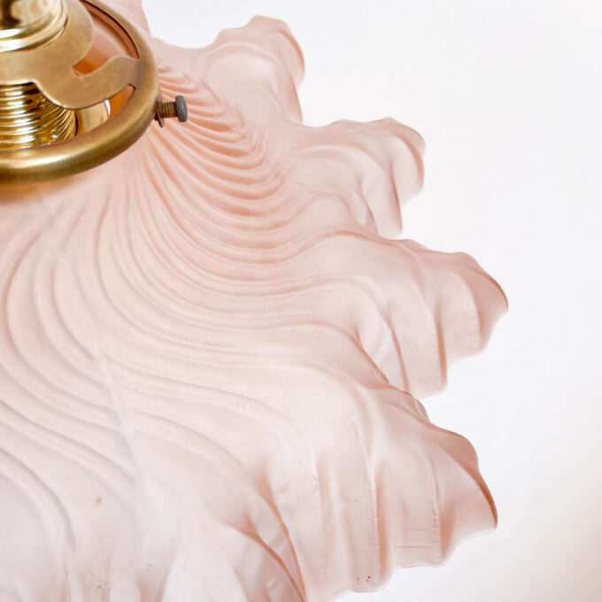 Photo de la suspension ancienne en opaline et laiton