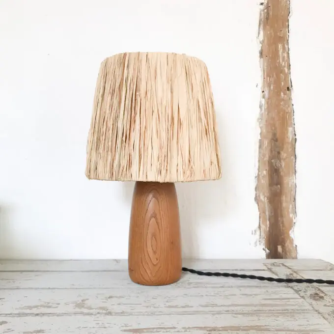 image de la lampe à poser bois et raphia
