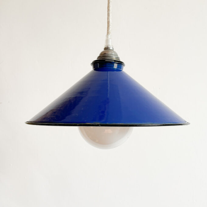 Suspension industrielle en tôle émaillée image suspension industrielle en tôle émaillée