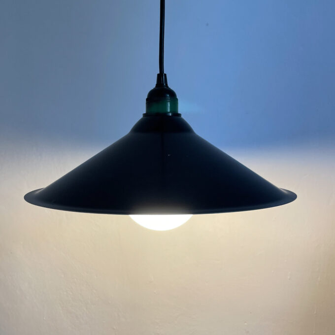 image suspension en métal noir