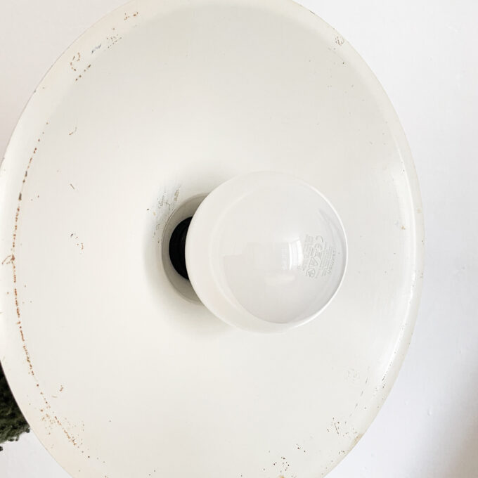 image suspension en métal noir