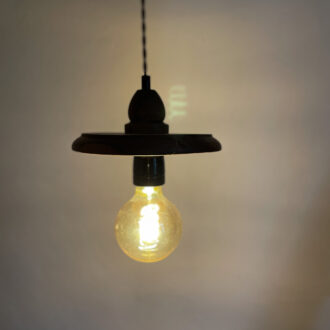 image suspension en bois artisanale vintage