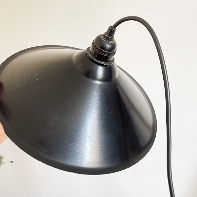 image suspension en métal noir