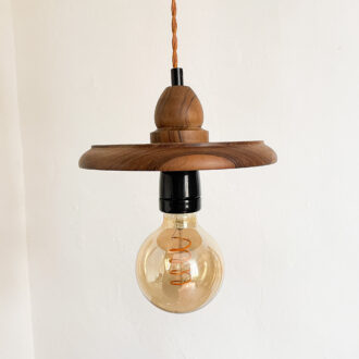 image suspension en bois artisanale vintage