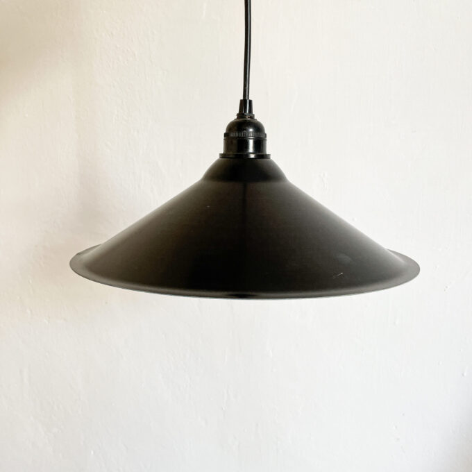 image suspension en métal noir