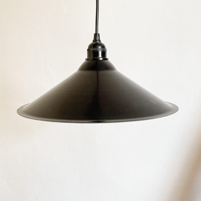 image suspension en métal noir