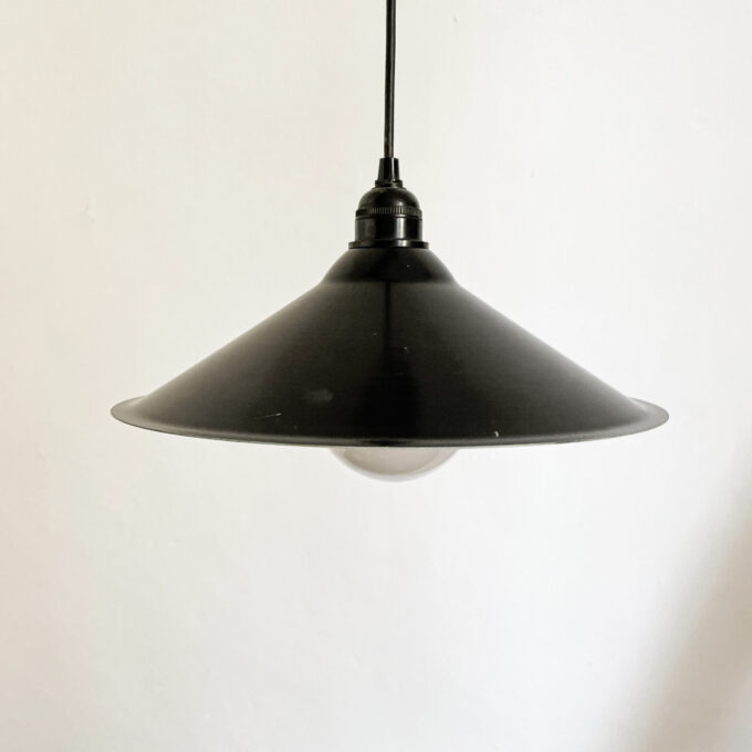 image suspension en métal noir